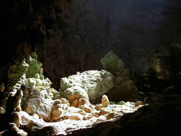 Castellana Grotte/Italien: Bereits im 18.Jahrhundert wurde dieses gigantische Höhlensystem entdeckt und zieht jährlich zahlreiche Touristen an.