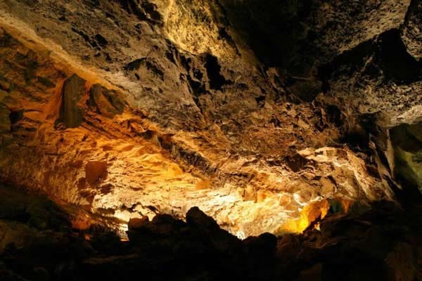 Cueva de los Verdes/Lanzarote: Ein gewaltiger Vulkanausbruch vor mehr als 4000 Jahren erschuf das sieben Kilometer lange Tunnelsystem aus Lavagestein.