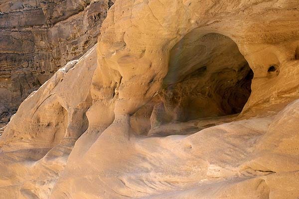 Coloured Canyon in Ägypten: Wie ein Kunstwerk erhebt sich die farbenfrohe Felsformation auf der Sinai-Halbinsel.