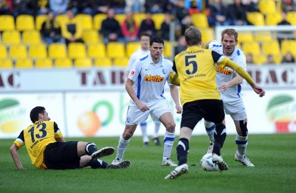 Im Tivoli Stadion in Aachen kämpft Tobias Feisthammel (Mitte) mit den Bochumern Giovanni Federico (li.) und Holmar Örn Eyjolfsson um den Ball.