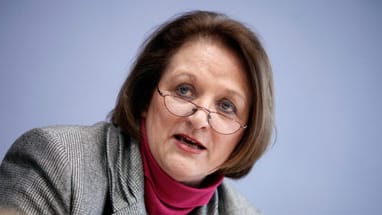Die Bundesjustizministerin Leutheusser-Schnarrenberger kommentiert die Attacke auf Twitter und Facebook und kritisiert Anonymous.