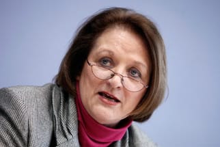 Die Bundesjustizministerin Leutheusser-Schnarrenberger kommentiert die Attacke auf Twitter und Facebook und kritisiert Anonymous.