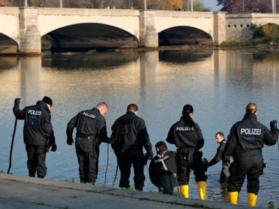 Die Polizisten fanden immer wieder Leichenteile in dem künstlich geschaffenen Flussbecken in Leipzig.