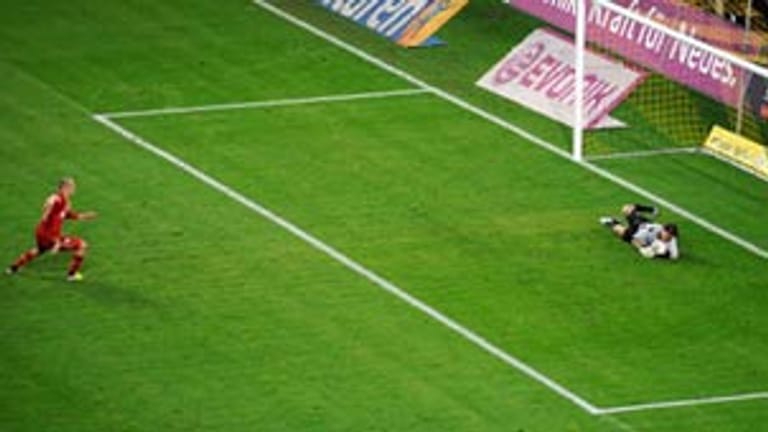 Arjen Robben verschießt den Elfmeter kurz vor Schluss gegen Dortmund.