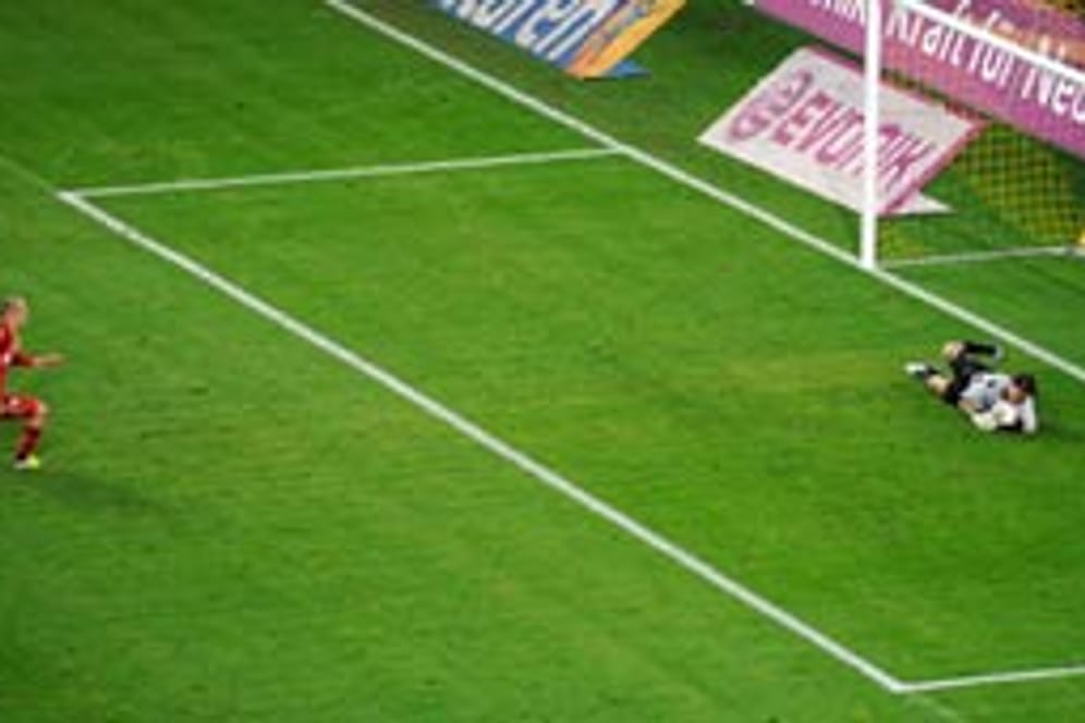 Arjen Robben verschießt den Elfmeter kurz vor Schluss gegen Dortmund.