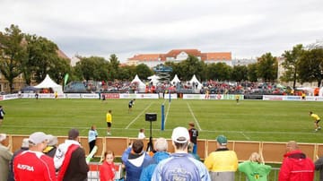 Beim Faustball stehen sich zwei Mannschaften (bestehend aus je fünf Spielern) auf einem Spielfeld gegenüber. Das Feld ist durch eine auf zwei Meter Höhe gespannte Leine in zwei Hälften getrennt.