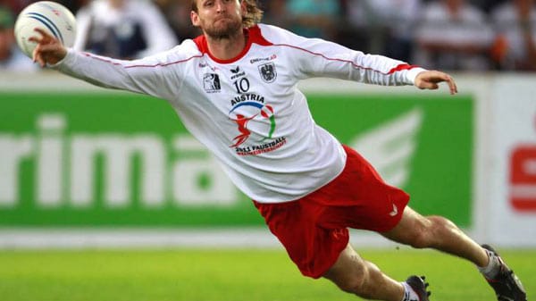 Ziel ist es, den Ball so in die gegnerische Hälfte zu bringen, dass die verteidigende Mannschaft ihn nicht mehr erreicht.