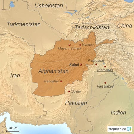 Afghanistan ist ein Binnenstaat an der Schnittstelle von Süd- und Zentralasien, drei Viertel des Landes bestehen aus schwer zugänglichen Gebirgsregionen. Unter den knapp 30 Millionen Afghanen bilden die Paschtunen mit 35 Prozent die größte Ethnie. Sie sind die Begründer des Staates. 33 Prozent der Bevölkerung sind Tadschiken, zwölf Prozent Usbeken und neun Prozent Hazara. Insgesamt werden etwa 49 Sprachen und über 200 Dialekte gesprochen. 99,9 Prozent der Menschen sind Muslime.