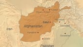 Afghanistan ist ein Binnenstaat an der Schnittstelle von Süd- und Zentralasien, drei Viertel des Landes bestehen aus schwer zugänglichen Gebirgsregionen. Unter den knapp 30 Millionen Afghanen bilden die Paschtunen mit 35 Prozent die größte Ethnie. Sie sind die Begründer des Staates. 33 Prozent der Bevölkerung sind Tadschiken, zwölf Prozent Usbeken und neun Prozent Hazara. Insgesamt werden etwa 49 Sprachen und über 200 Dialekte gesprochen. 99,9 Prozent der Menschen sind Muslime.