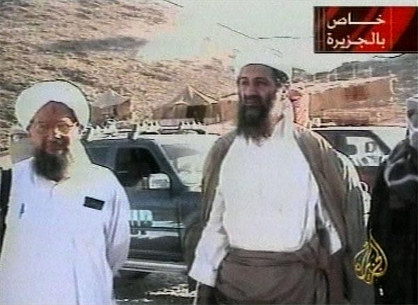 Die Spuren, die die Attentäter hinterlassen, führen zu Osama bin Laden (rechts, mit seiner rechten Hand Aiman al-Zawahiri) und seinem Terrornetzwerk Al-Kaida. Seit den 80er Jahren soll der Saudi-Araber im afghanischen Widerstand kämpfen. Die USA fordern seine Auslieferung, doch die Taliban weigern sich.