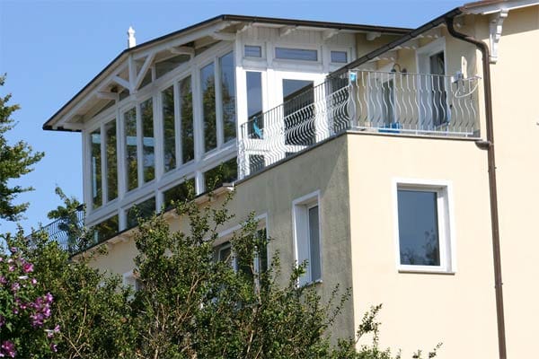 Die "Villa Seegarten & Pirat" auf Rügen lockt mit dem Namen "Villa" und den Hinweis auf "Bäderarchitektur". Doch tatsächlich berichten Gäste von zu kleinen Zimmern mit muffigem Bad.