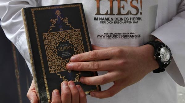 Umstritten: Salafisten wollen den Koran kostenlos an Millionen Nicht-Muslime verteilen