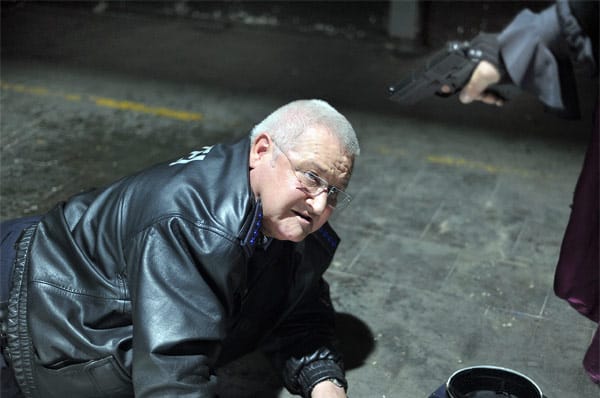 Polizeihauptmeister Krause (Horst Krause) gerät in eine lebensgefährliche Situation: Er wird mit seiner eigenen Dienstwaffe bedroht.