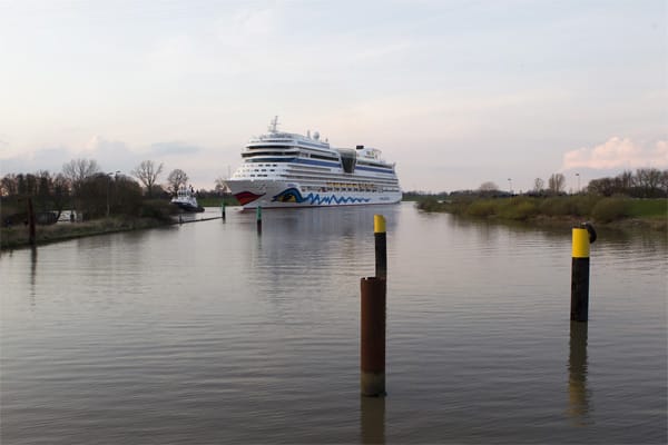 Das Kreuzfahrtschiff "AIDAmar" startete am Donnerstag (12.04.12) zur Überfahrt von der Meyer Werft in Papenburg Richtung Emden.