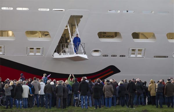 Viele Schaulustige betrachteten am Donnerstag (12.04.12) in Papenburg das Kreuzfahrtschiff "AIDAmar", als die Überfahrt von der Meyer Werft Richtung Emden begann.