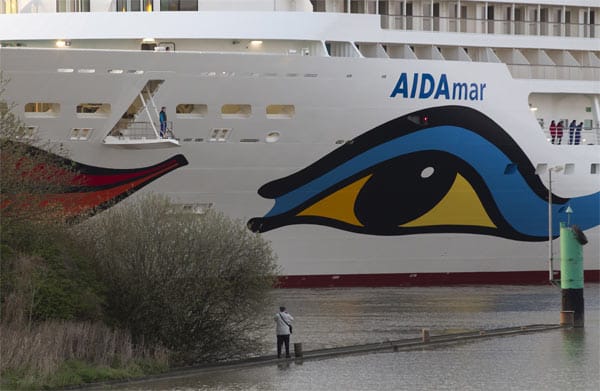 Ein Schaulustiger betrachtet am Donnerstag in Papenburg das Kreuzfahrtschiff "AIDAmar", als die Überfahrt von der Meyer Werft Richtung Emden begann.