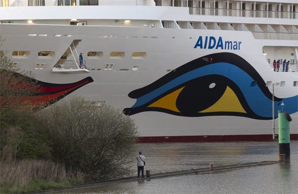 Ein Schaulustiger betrachtet am Donnerstag in Papenburg das Kreuzfahrtschiff "AIDAmar", als die Überfahrt von der Meyer Werft Richtung Emden begann. Ein Schaulustiger betrachtet am Donnerstag in Papenburg das Kreuzfahrtschiff "AIDAmar", als die Überfahrt von der Meyer Werft Richtung Emden begann.