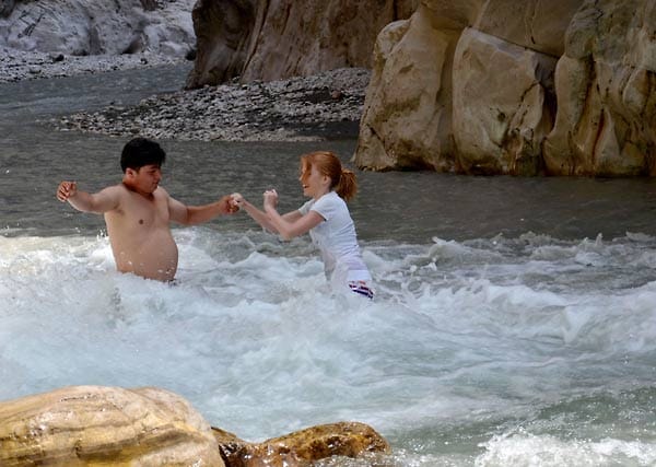 Salih, einer der Touristenführer, steht im Wasser wie ein Fels in der Brandung.