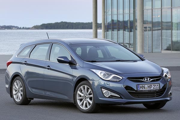 Der Hyundai i40 bietet in der sparsamsten Version einen 1,7-Liter-Diesel mit 115 PS. Die günstigste Version kostet 24.990 Euro.