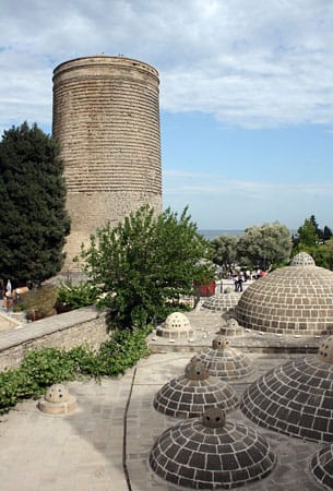 Symbol der Liebe und Reinheit: Der Jungfrauenturm ist eine der Hauptsehenswürdigkeiten in der Altstadt von Baku.