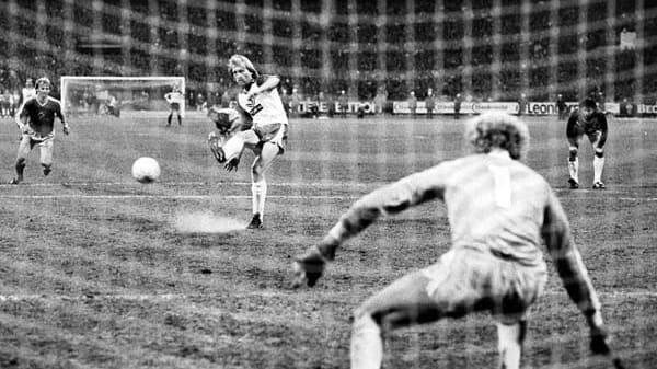 "Der Kutzop-Elfmeter": Werder Bremen gegen FC Bayern München, Saison 85/86, 33. Spieltag, 88. Minute. Tabellenführer Werder bekommt beim Stand von 0:0 einen Handelfmeter zugesprochen. Sofort ist klar: Verwandelt Bremens sicherster Schütze Michael Kutzop das Ding, ist Werder Deutscher Meister. Und es sieht gut aus: Kutzop schickt Bayerns Keeper Jean-Marie Pfaff in die falsche Ecke. Doch der Ball klatscht an den Pfosten und geht von dort ins Aus. Die Bayern feiern, am Ende holen sie den Titel.