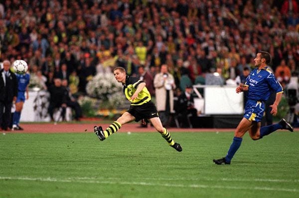 "Der Lupfer": Dortmund gegen Juventus Turin, Champions-League-Finale Saison 96/97, 71. Minute. Die Italiener haben gerade den Anschlusstreffer zum 1:2 erzielt, der BVB wackelt. Doch dann wechselt Ottmar Hitzfeld den damals 20-jährigen Lars Ricken ein. Keine elf Sekunden ist er auf dem Platz, da macht sich der Dortmunder Junge unsterblich. Mit einem Heber aus 30 Metern überwindet er Torwart Peruzzi und macht so den umjubelten Triumph in der Königsklasse perfekt.