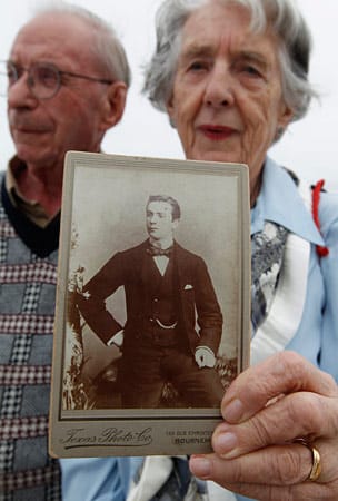 Auch die Enkelin des damals verunglückten George Mackie ist an Bord der Erinnerungsfahrt. Mackie hatte als Steward in der 2. Klasse auf der "Titanic" gearbeitet.