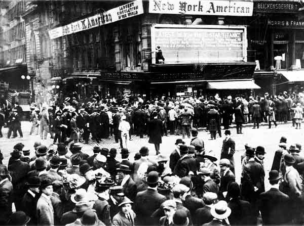 Menschen versammelten sich um die "New York American" Zeitung. Auf großen Tafeln waren die Namen der Überlebenden zu lesen.