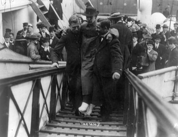 Einer der Überlebenden ist Harold Bride, Funker auf der "Titanic". Der Untergang des Luxusliners ist das erste wirklich internationale Nachrichtenereignis, über das in jeder Zeitung an jedem Ort der Welt berichtet wird.