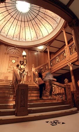 Die Faszination ist auch heute noch ungebrochen. Der Luxus, der in dem Schiff herrschte, ist sicherlich auch ein Grund. Eindrucksvoll zum Beispiel die große Treppe mit der Kuppel - hier ein Nachbau in einem Museum in Chicago, der auch für den Film "Titanic" mit Kate Winslet und Leonardo di Caprio genutzt wurde.