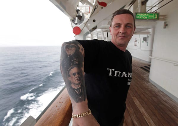 Für ein permanentes Andenken hat sich Derek Chambers aus Belfast entschieden. Er trägt auf seinem Unterarm das Antlitz des Kapitäns der "Titanic", Edward John Smith (oben), sowie das des Designers, Thomas Andrews.