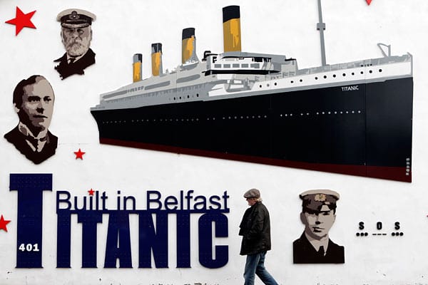 Die "Titanic" wurde übrigens in Belfast gebaut. Lange schämte sich die Stadt dafür, die "Titanic" war ein Tabuthema, weil sie für das industrielle Scheitern stand. Heute jedoch versucht Belfast, mit dem Schiff als Marke sein Image zu polieren.