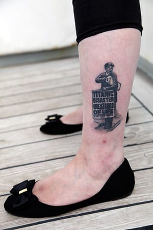 Seine Frau Lynn ist ebenfalls ein Fan. Ihr Tattoo zeigt einen Zeitungsverkäufer, der die Nachricht des Untergangs der "Titanic" verbreitet.