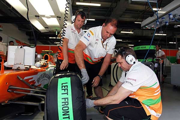 Bei Force India wird in der Box noch kräftig an Nico Hülkenbergs Boliden geschraubt.