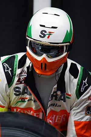 Nein, das ist kein bunter Stormtrooper. Dieser Mechaniker des Teams Force India montiert einen Reifen.