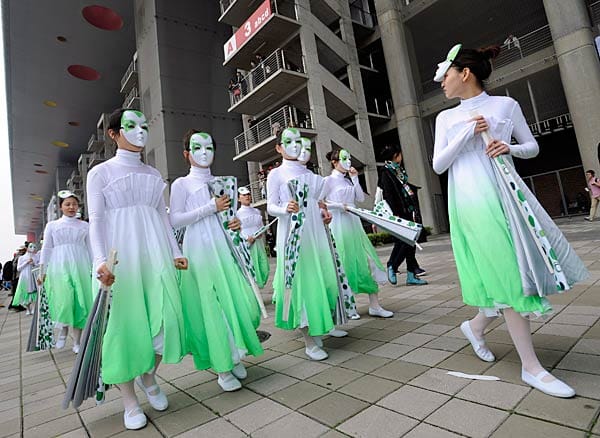Bunte Farben, weiße Masken: das Rahmenprogramm in Shanghai.