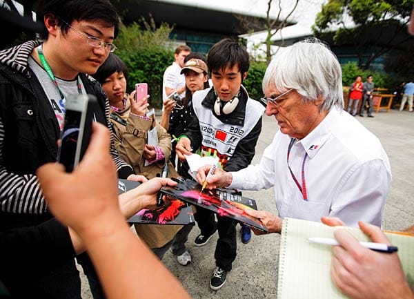 Die chinesischen Autogrammjäger machen auch vor Formel-1-Boss Bernie Ecclestone nicht Halt.