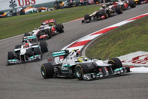 Nico Rosberg führt das Feld durch die ersten Kurven des China-GP.