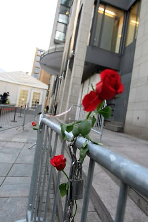 Rosen vor dem Gerichtsgebäude: "Alle wollen, dass es möglichst schnell vorbeigeht", sagen viele Norweger.