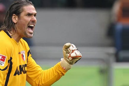 Simon Jentzsch bejubelt den dreifachen Punktgewinn des FC Augsburg beim VfL Wolfsburg.