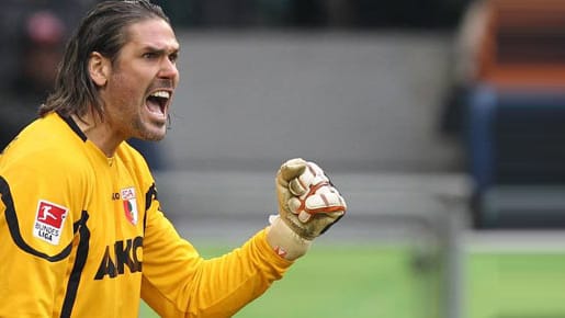 Simon Jentzsch bejubelt den dreifachen Punktgewinn des FC Augsburg beim VfL Wolfsburg. Simon Jentzsch bejubelt den dreifachen Punktgewinn des FC Augsburg beim VfL Wolfsburg.