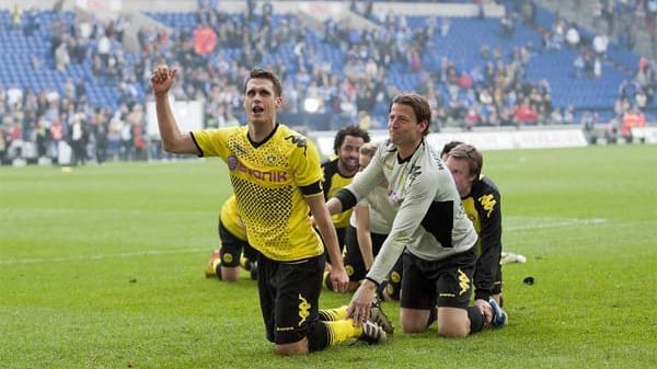 Sebastian Kehl führt den BVB beim Jubeln an - und womöglich zum Double. Sebastian Kehl führt den BVB beim Jubeln an - und womöglich zum Double.
