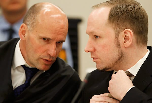 Breivik und sein Anwalt Geir Lippestad.
