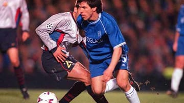Bereits in der Saison 1999/2000 kreuzen Barcelona und Chelsea in der Champions League die Klingen. Im Viertelfinale gewinnen die Briten zuhause mit 3:1,gehen aber im Noue Camp mit 1:5 nach Verlängerung baden. Hier kämpfen Zola (vorne) vom FC Chelsea und Barcelonas Gabri um den Ball.