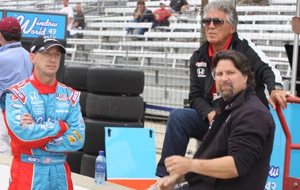 Ex-F1-Weltmeister. IndyCar- und NASCAR-Legende Mario Andretti (re. oben) hat seine ganze Familie mit dem Rennfieber angesteckt. Sohn Michael (re.) ist ebenfalls Formel 1 und IndyCar gefahren und der Besitzer des Andretti Autosport-Teams in der Indy-Car-Serie. Neffe John (li.) ist ein Ex-IndyCar-Pilot und NASCAR-Pilot.