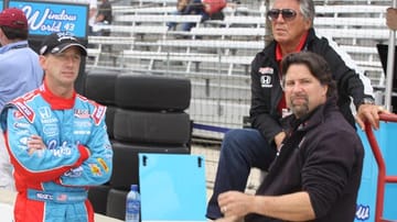 Ex-F1-Weltmeister. IndyCar- und NASCAR-Legende Mario Andretti (re. oben) hat seine ganze Familie mit dem Rennfieber angesteckt. Sohn Michael (re.) ist ebenfalls Formel 1 und IndyCar gefahren und der Besitzer des Andretti Autosport-Teams in der Indy-Car-Serie. Neffe John (li.) ist ein Ex-IndyCar-Pilot und NASCAR-Pilot.