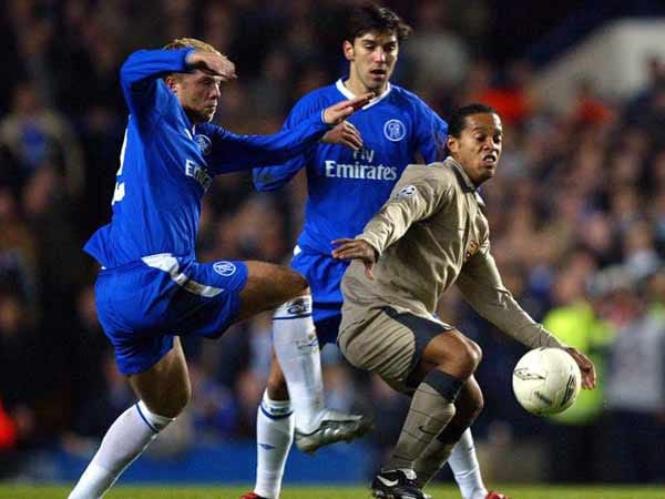 In der Saison 2004/2005 gibt es ein Wiedersehen, diesmal im Achtelfinale. Chelsea verliert in Barcelona mit 1:2, kommt aber durch ein 4:2 im Rückspiel weiter. Hier attackieren Eidur Gudjohnsen und Paulo Ferreira Barcelonas Superstar Ronaldinho (re.).