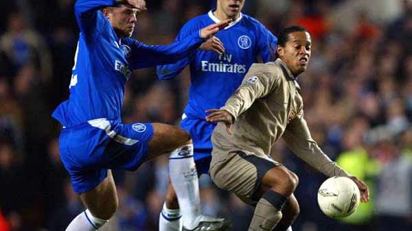 In der Saison 2004/2005 gibt es ein Wiedersehen, diesmal im Achtelfinale. Chelsea verliert in Barcelona mit 1:2, kommt aber durch ein 4:2 im Rückspiel weiter. Hier attackieren Eidur Gudjohnsen und Paulo Ferreira Barcelonas Superstar Ronaldinho (re.).