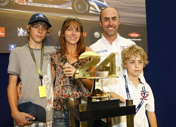 Sein Sohn David (re. hinten) versuchte sich ebenfalls in der Formel 1, war allerdings nicht so erfolgreich. Von 24 Rennen konnte er keines gewinnen.