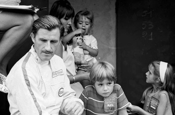 Schon früh nahm Graham Hill (li.) seinen Junior Damon mit zu Autorennen. Damals schien der junge Damon nicht besonders begeistert zu sein.